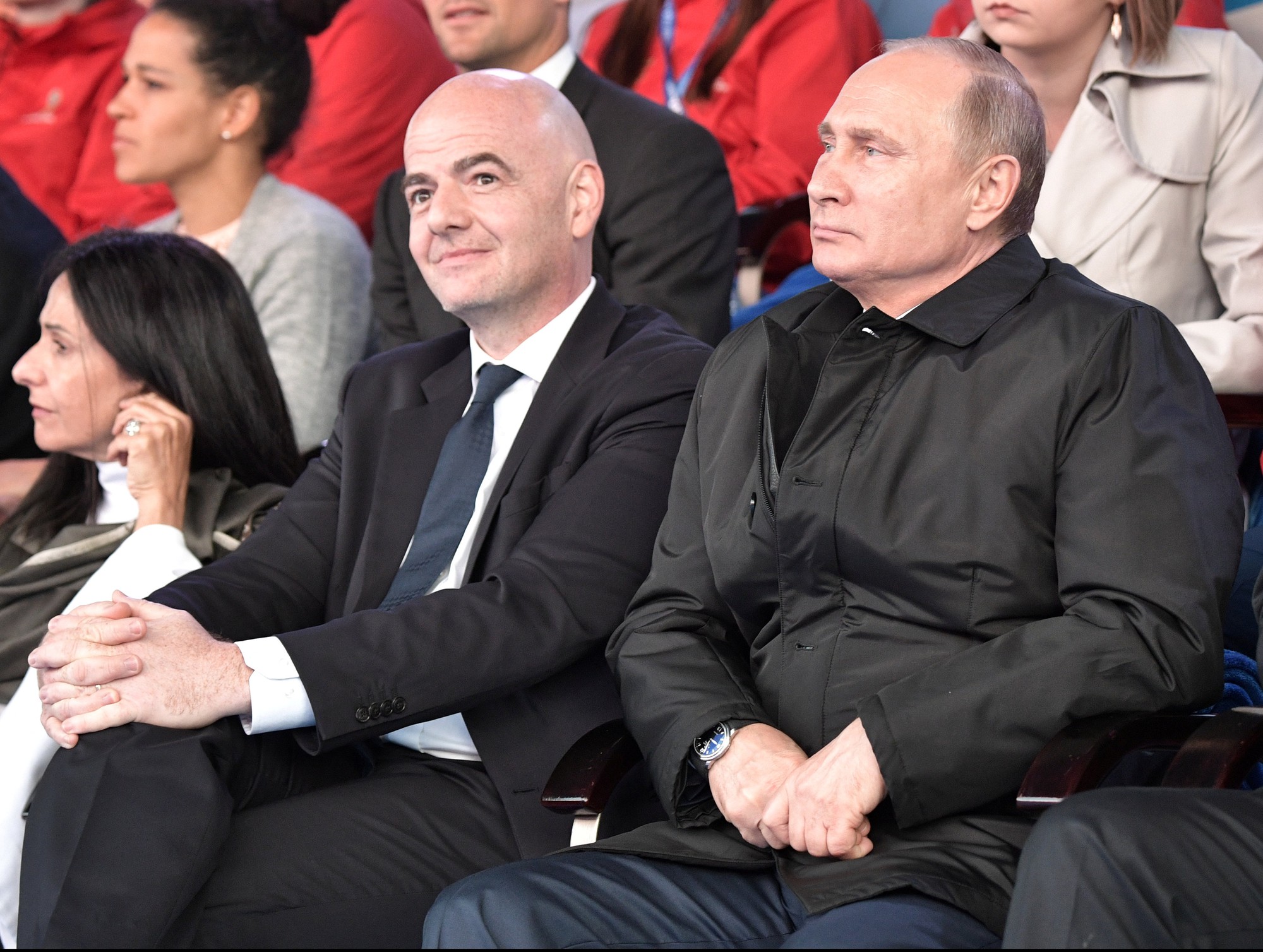 HLV tuyển Nga nhận "quà" bất ngờ từ tổng thống Putin giữa buổi họp báo