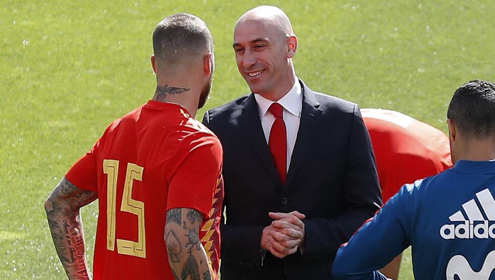 Tuyển Tây Ban Nha lục đục: Ramos suýt đánh chủ tịch LĐBĐ