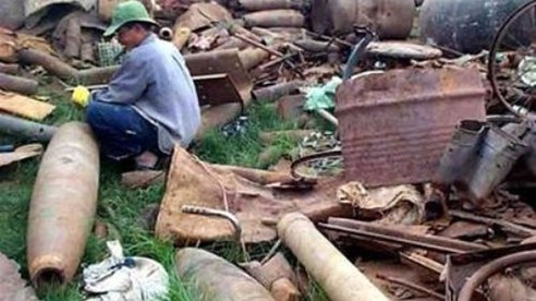 Cưa 11 quả bom, đến quả thứ 5 bom ph&aacute;t nổ khiến 1 người tử vong - Ảnh 1.