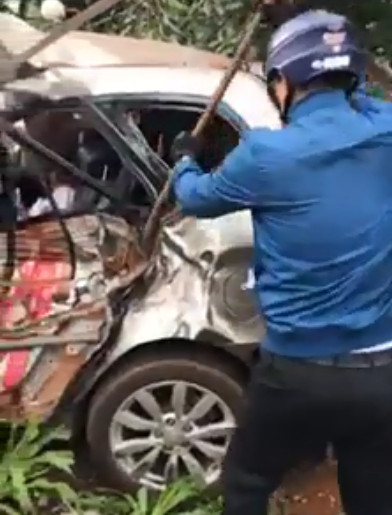 T&ocirc;ng n&aacute;t b&eacute;t xe con, 5 người thương vong - Ảnh 2.