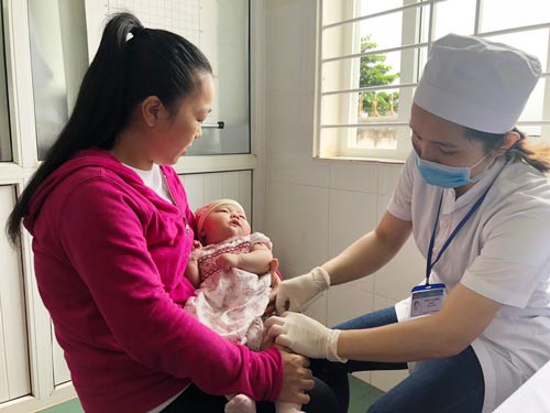 Sẽ lùi độ tuổi tiêm chủng vắc-xin sởi cho trẻ