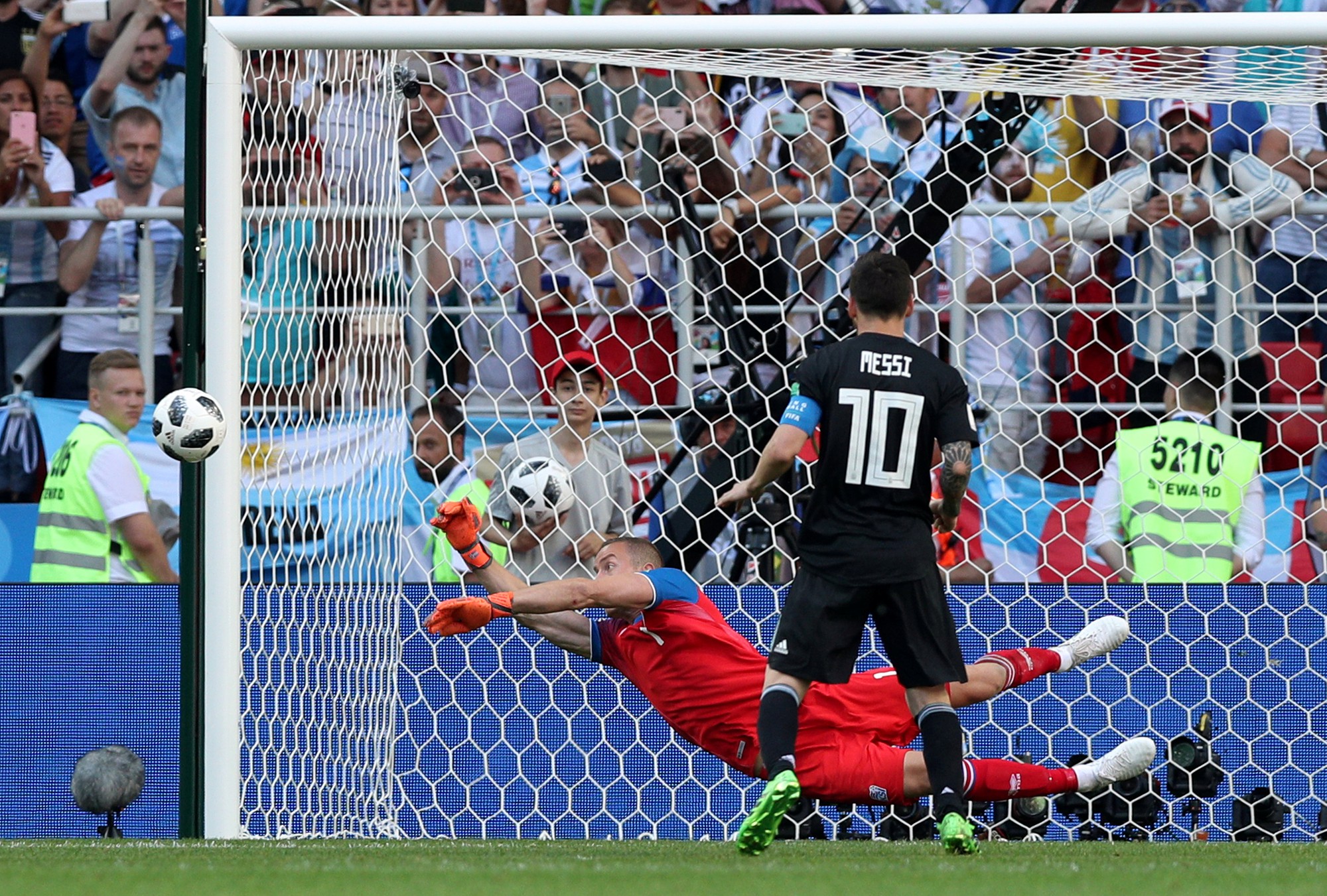 Argentina - Iceland 1-1: Tung 11 cú sút, Messi vẫn tịt