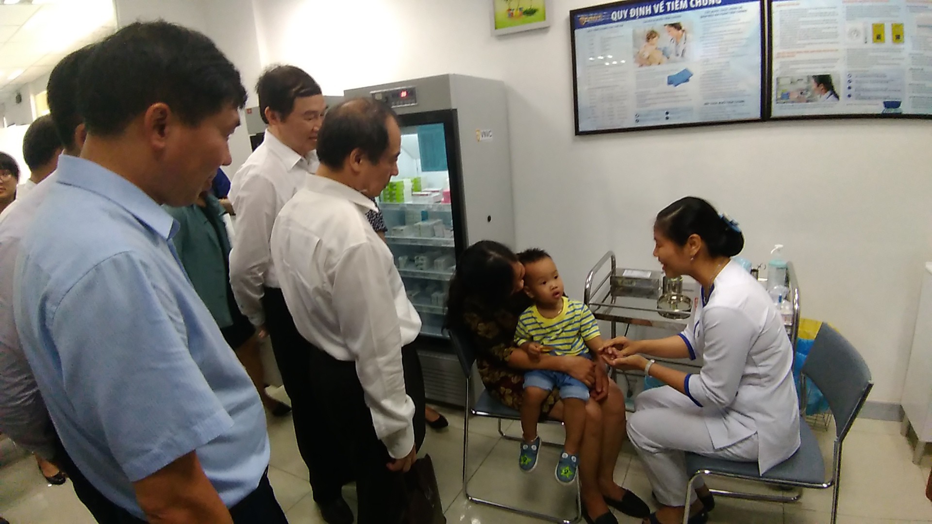 Lầu đầu ti&ecirc;n triển khai 1 mũi vắc-xin ti&ecirc;m ph&ograve;ng được 6 loại bệnh - Ảnh 1.