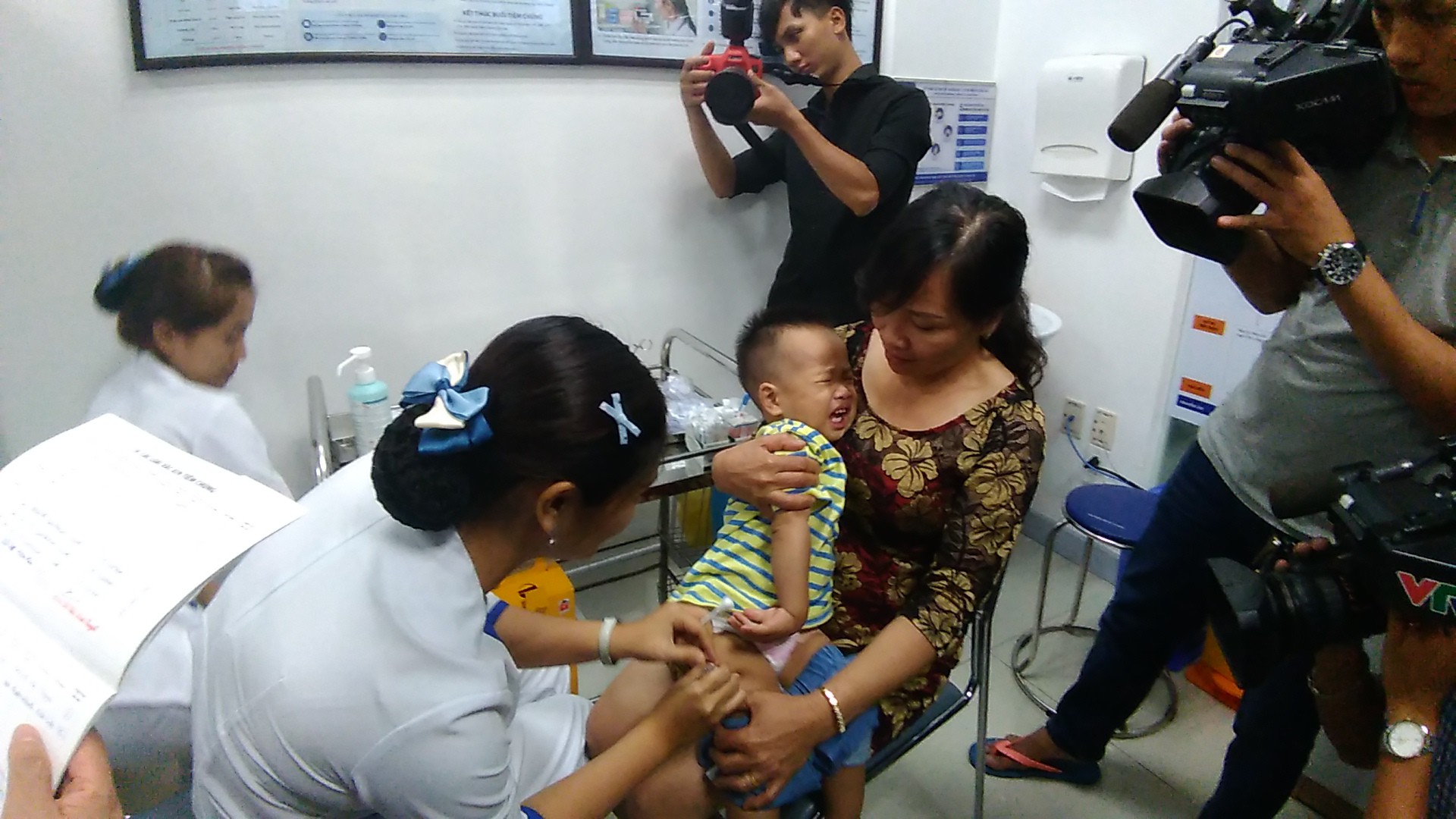 Lầu đầu tiên triển khai 1 mũi vắc-xin tiêm phòng được 6 loại bệnh