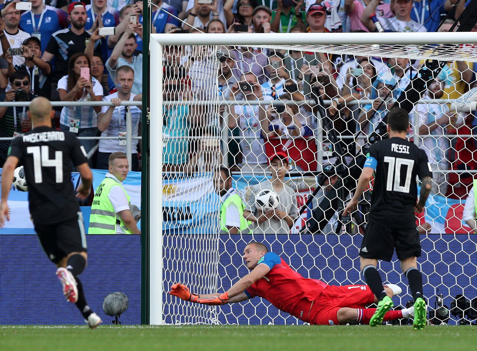 Bức tường băng Iceland ngăn bước Argentina - Ảnh 5.