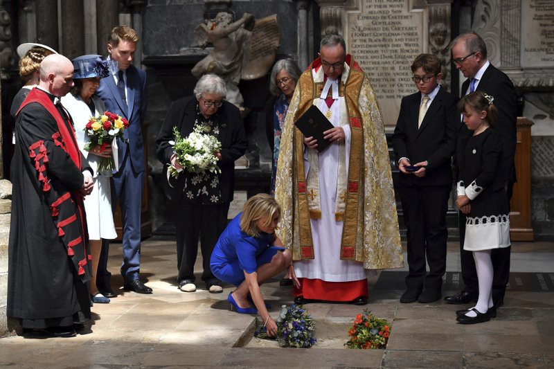 Nhà vật lý thiên tài Stephen Hawking yên nghỉ giữa Darwin và Newton - Ảnh 2.