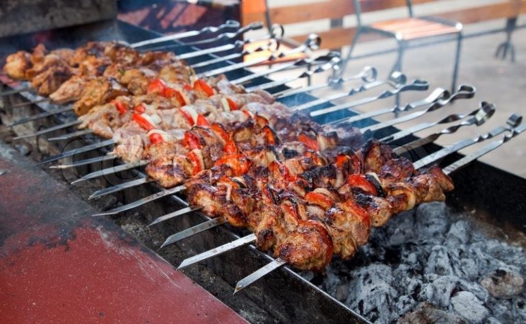 Đến Nga xem WC, kh&ocirc;ng ăn Shashlik l&atilde;ng ph&iacute; cả chuyến đi - Ảnh 4.