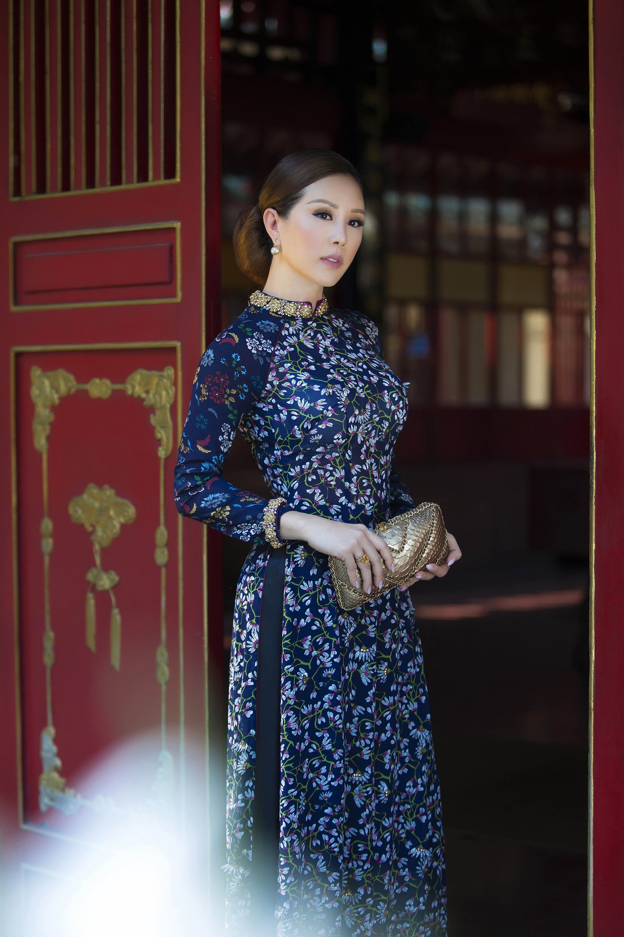 Ngỡ ng&agrave;ng với nhan sắc tuổi đ&ocirc;i mươi của Hoa hậu Qu&yacute; b&agrave; Thu Ho&agrave;i - Ảnh 1.