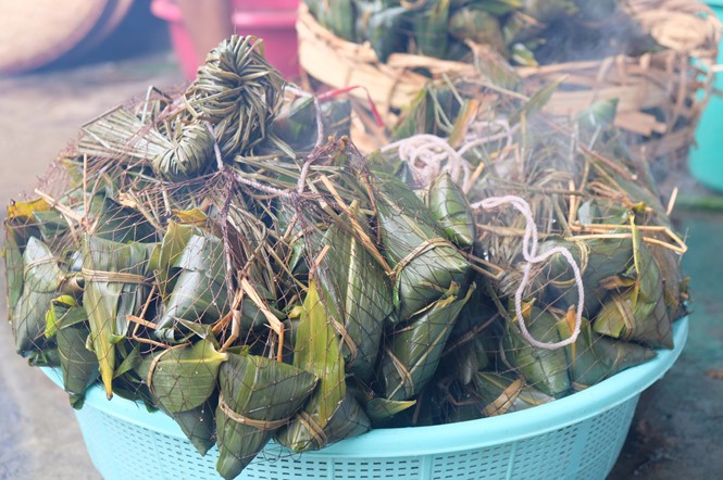 Lò bánh tro nửa thế kỷ ở Sài Gòn tất bật Tết Đoan Ngọ - Ảnh 14.