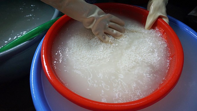 Lò bánh tro nửa thế kỷ ở Sài Gòn tất bật Tết Đoan Ngọ - Ảnh 6.