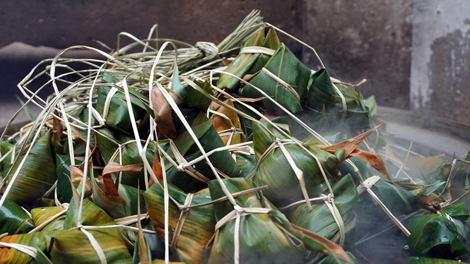 Lò bánh tro nửa thế kỷ ở Sài Gòn tất bật Tết Đoan Ngọ - Ảnh 11.
