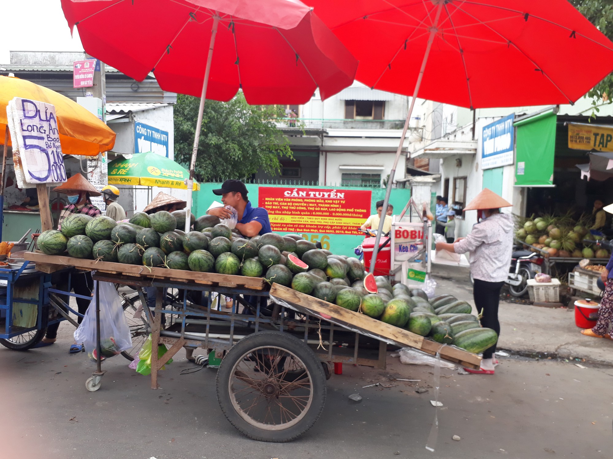 Hàng rong bít cổng, công nhân kêu cứu
