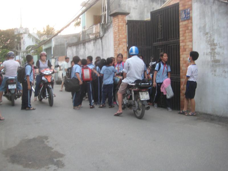 Mùa hè trôi qua ngoài cửa lớp học thêm