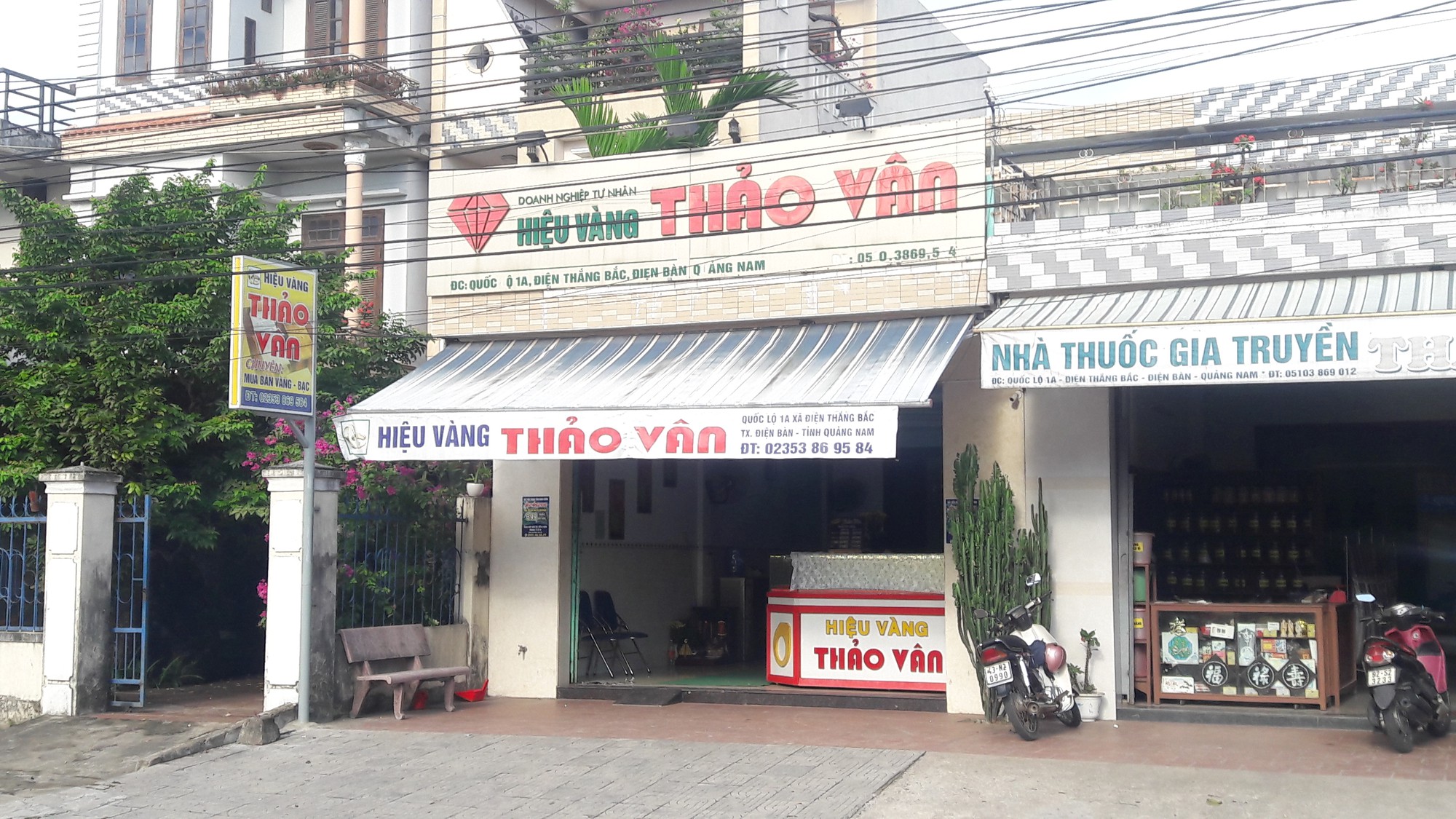 Nam thanh niên dùng búa xông vào tiệm vàng cướp hàng chục sợi vàng - Ảnh 1.