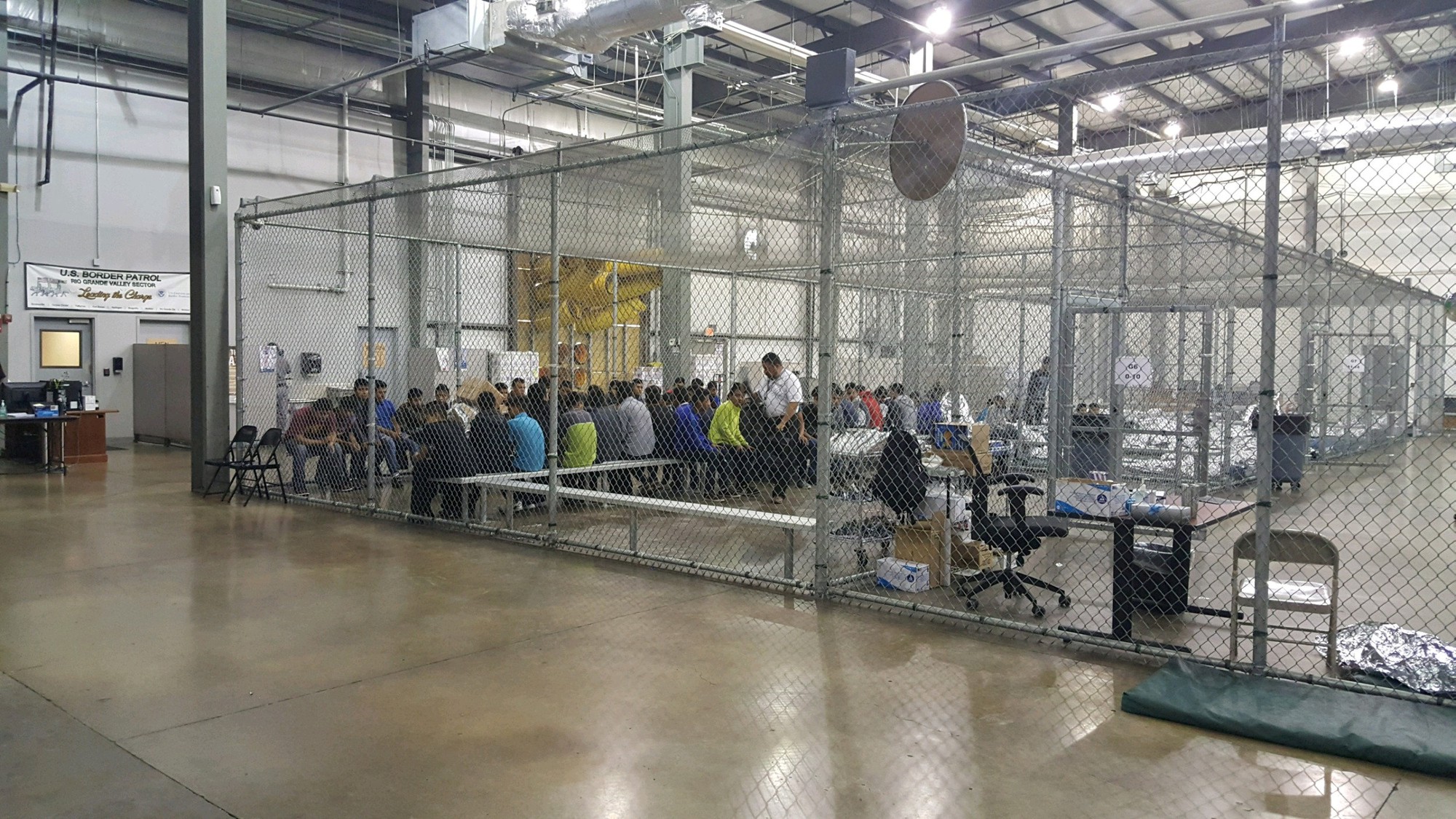 Chỉ trích Đức hết lời, ông Trump "hố" nặng