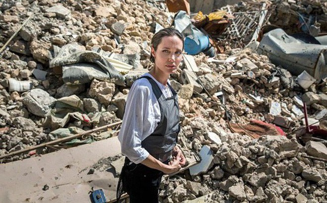 Angelina Jolie giữa ồn &agrave;o tranh chấp nu&ocirc;i con với Brad Pitt - Ảnh 1.