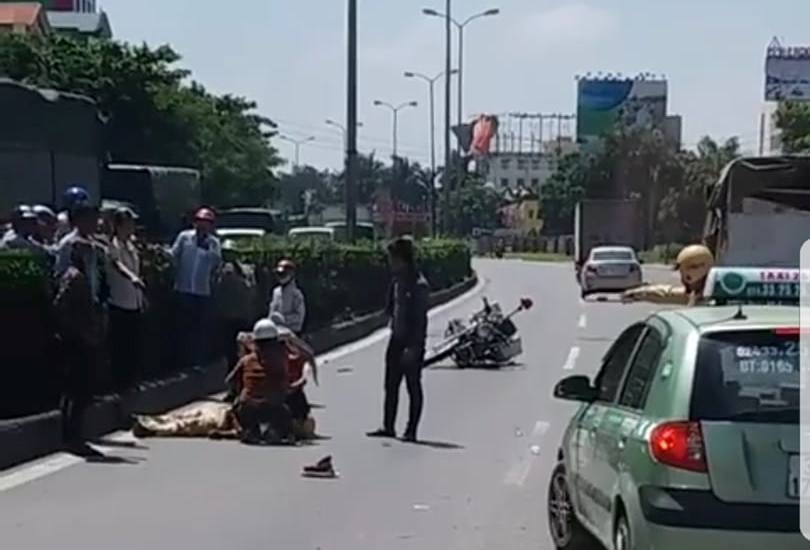 1 CSGT đi xe đặc chủng bị thương nặng