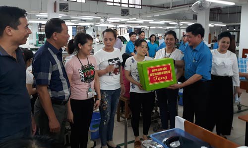 Động viên, nắm bắt tư tưởng người lao động