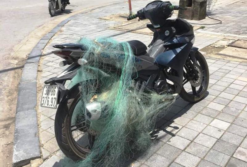 CSGT “quăng lưới” bắt thanh niên đi xe máy xách theo súng