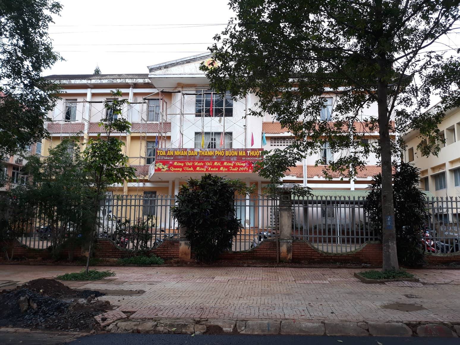 Nữ thư ký tòa bị tố quát nạt, đánh người tại tòa án