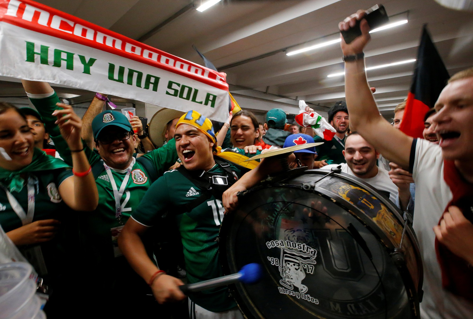 CĐV Đức và Mexico tranh luận: Bóng đá mà!