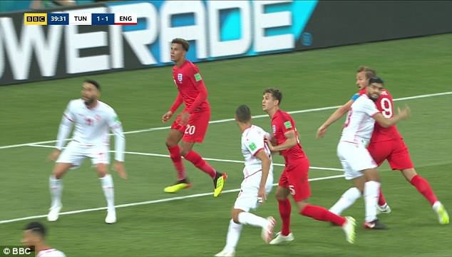 Trọng tài trận Anh-Tunisia bị “ném đá” vì không dùng VAR