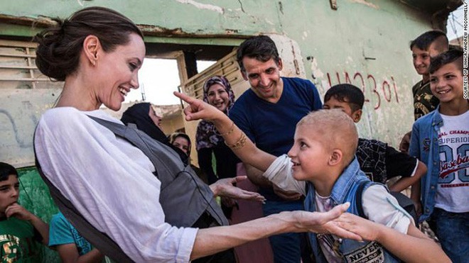 Angelina Jolie giữa ồn ào tranh chấp nuôi con với Brad Pitt