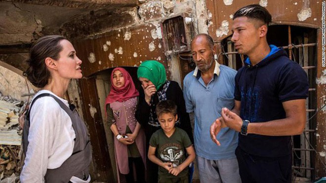 Angelina Jolie giữa ồn &agrave;o tranh chấp nu&ocirc;i con với Brad Pitt - Ảnh 3.