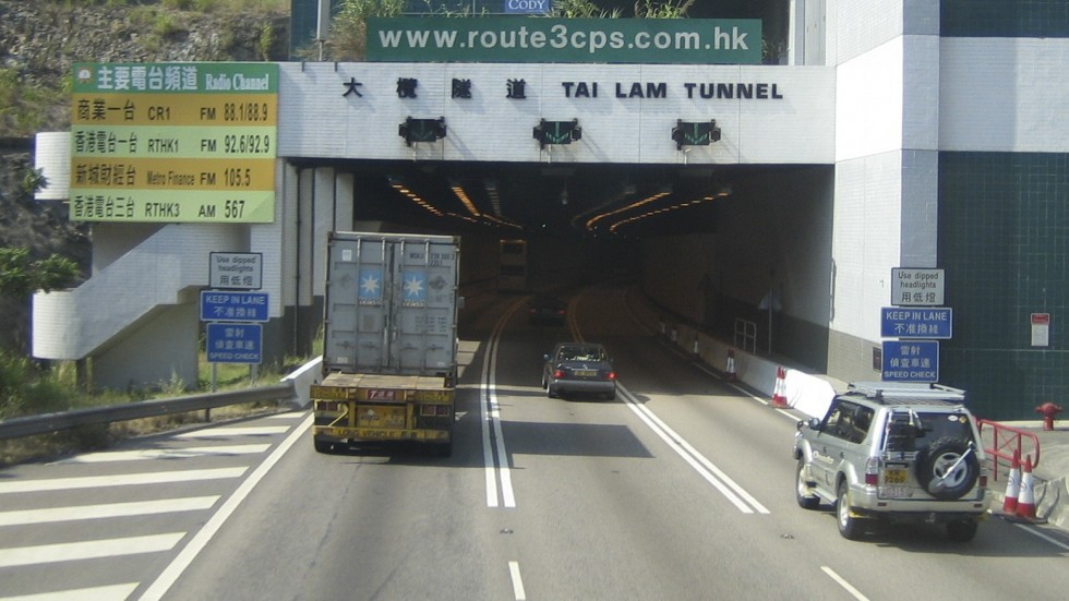 Rơi khỏi taxi, bị xe hơi từ sau tông chết