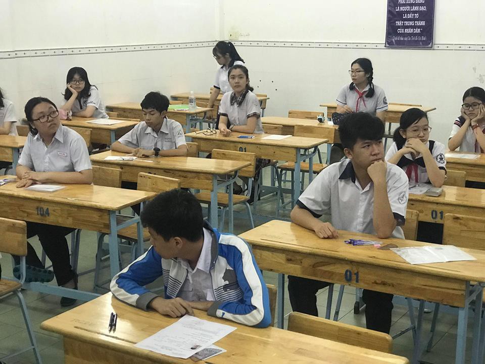 Ng&agrave;y đầu thi lớp 10 tại TP HCM: Căng thẳng trước giờ thi - Ảnh 16.