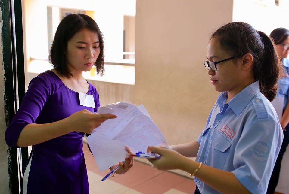 Ng&agrave;y đầu thi lớp 10 tại TP HCM: Căng thẳng trước giờ thi - Ảnh 11.