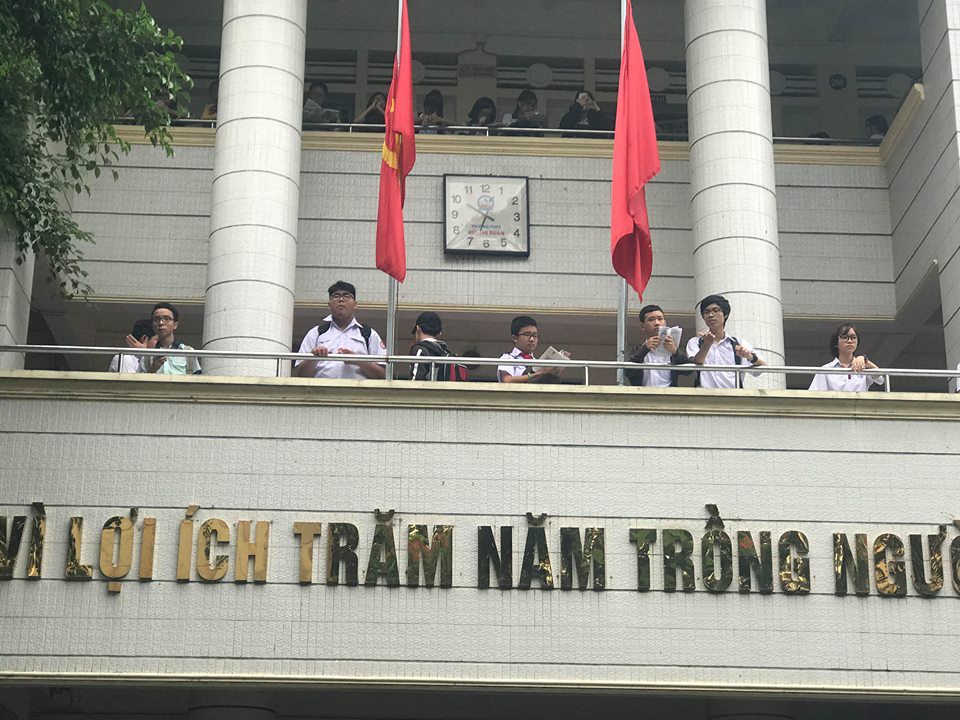 Ng&agrave;y đầu thi lớp 10 tại TP HCM: Căng thẳng trước giờ thi - Ảnh 1.
