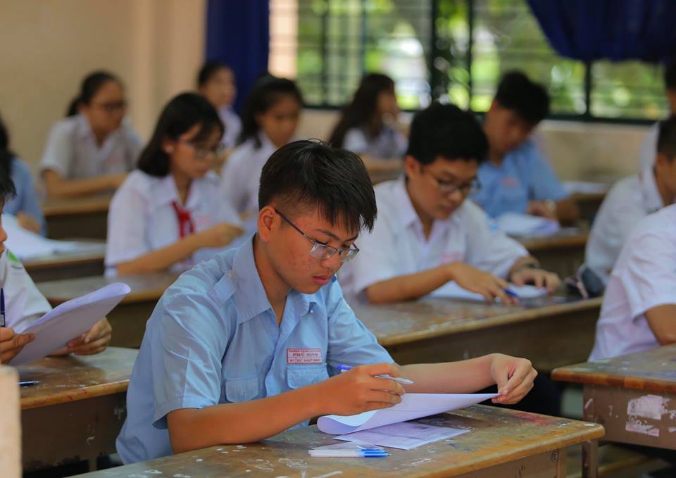 Ng&agrave;y đầu thi lớp 10 tại TP HCM: Căng thẳng trước giờ thi - Ảnh 13.
