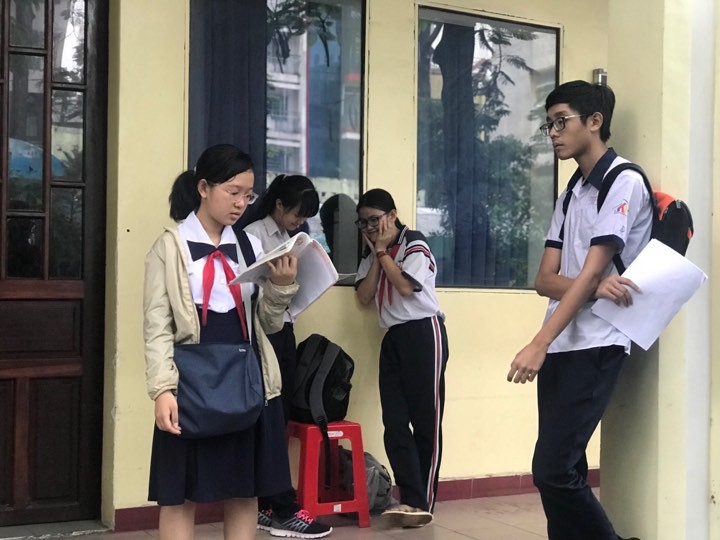 Ng&agrave;y đầu thi lớp 10 tại TP HCM: Căng thẳng trước giờ thi - Ảnh 2.
