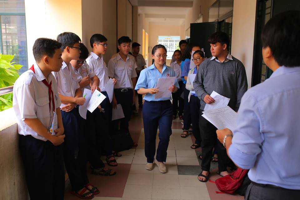 Ng&agrave;y đầu thi lớp 10 tại TP HCM: Căng thẳng trước giờ thi - Ảnh 10.