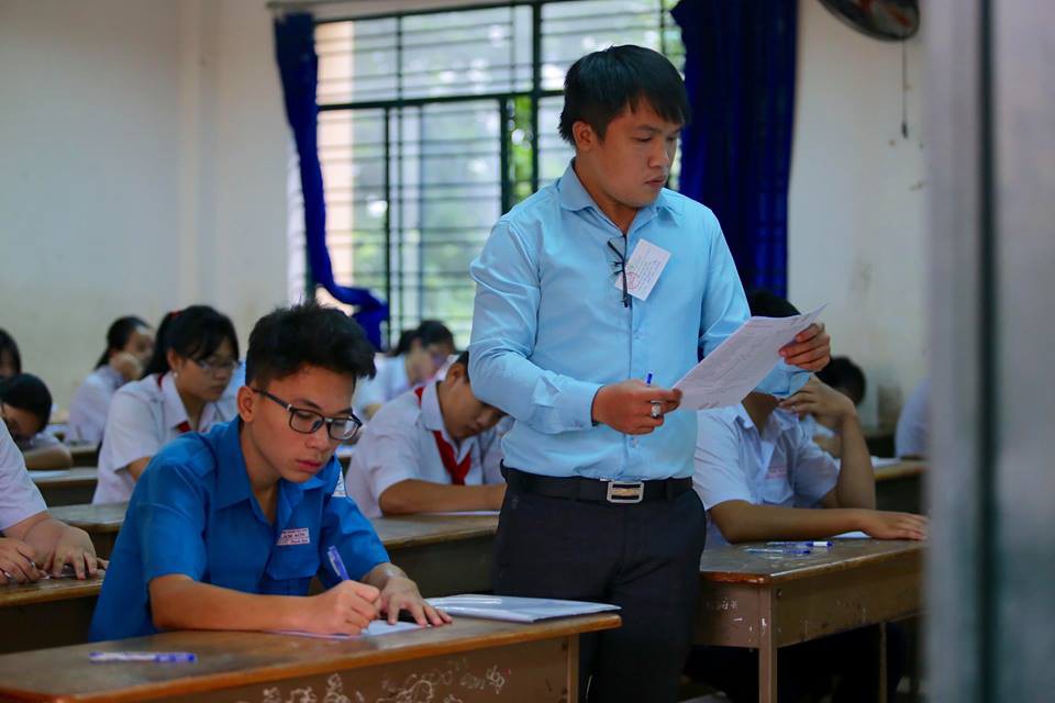 Ng&agrave;y đầu thi lớp 10 tại TP HCM: Căng thẳng trước giờ thi - Ảnh 14.