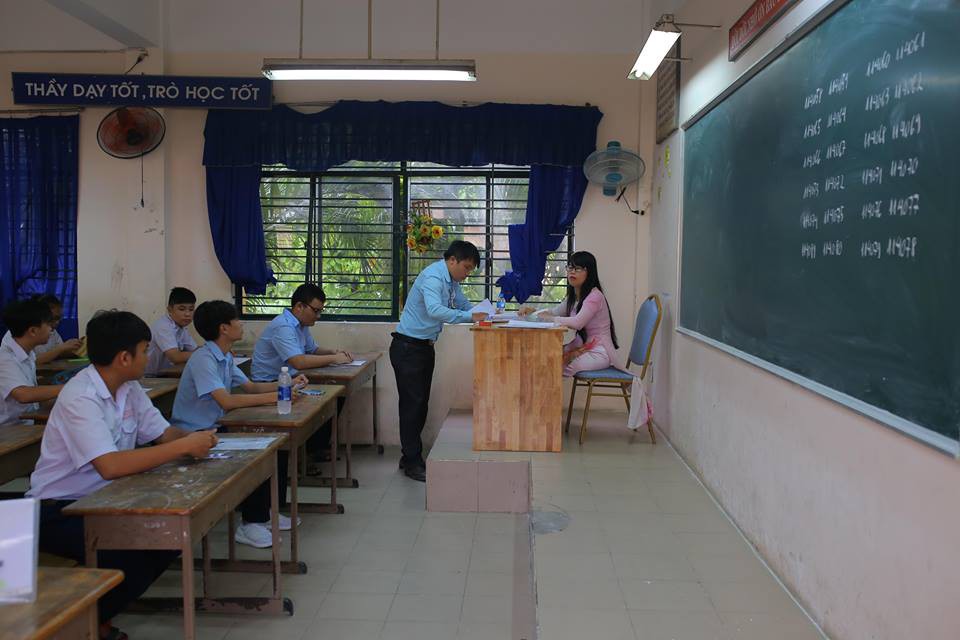 Ng&agrave;y đầu thi lớp 10 tại TP HCM: Căng thẳng trước giờ thi - Ảnh 15.