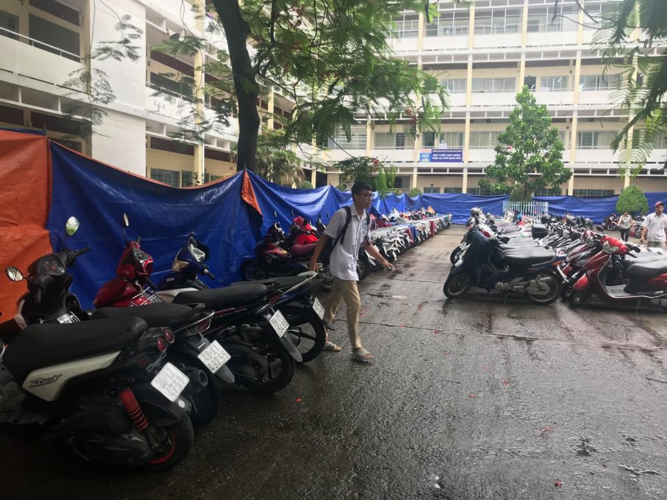Ng&agrave;y đầu thi lớp 10 tại TP HCM: Căng thẳng trước giờ thi - Ảnh 18.