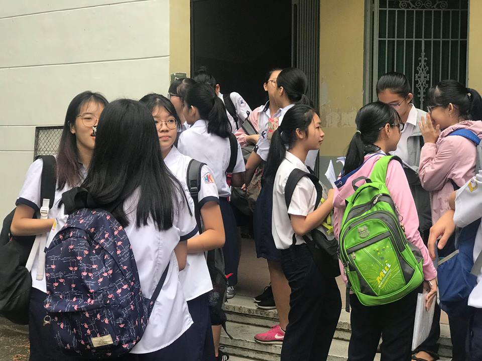 Ng&agrave;y đầu thi lớp 10 tại TP HCM: Căng thẳng trước giờ thi - Ảnh 3.