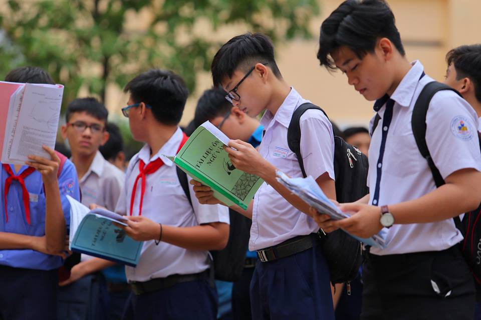 Ng&agrave;y đầu thi lớp 10 tại TP HCM: Căng thẳng trước giờ thi - Ảnh 9.