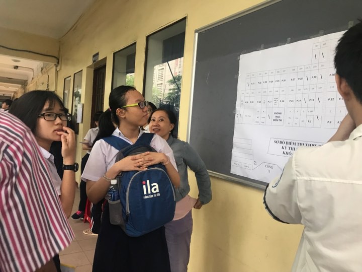Ng&agrave;y đầu thi lớp 10 tại TP HCM: Căng thẳng trước giờ thi - Ảnh 4.