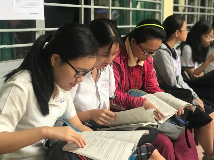 Ng&agrave;y đầu thi lớp 10 tại TP HCM: Căng thẳng trước giờ thi - Ảnh 5.