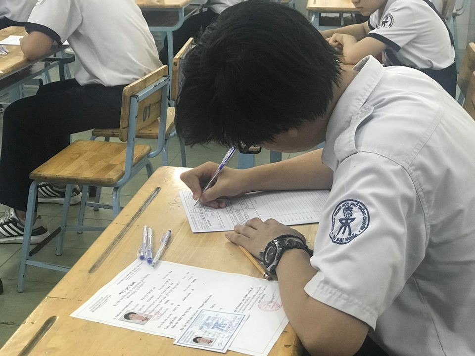 Ng&agrave;y đầu thi lớp 10 tại TP HCM: Căng thẳng trước giờ thi - Ảnh 17.