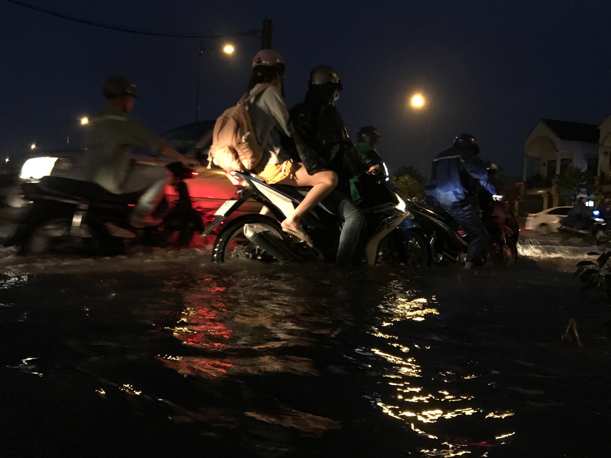 TP HCM: Đường ngập nặng, giao th&ocirc;ng hỗn loạn sau 1 trận mưa - Ảnh 2.
