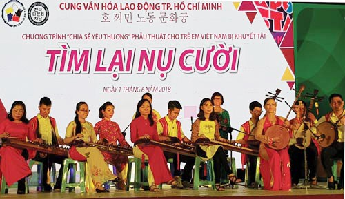 Văn nghệ gây quỹ giúp đỡ trẻ khuyết tật