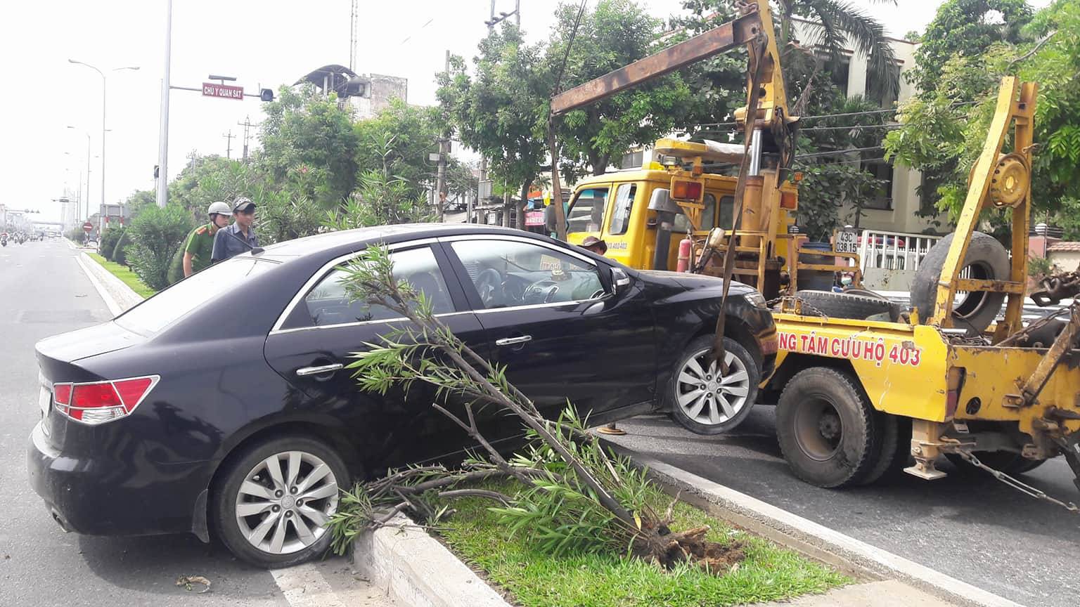 Ô tô con leo lên dải phân cách, Quốc lộ 1A ách tắc