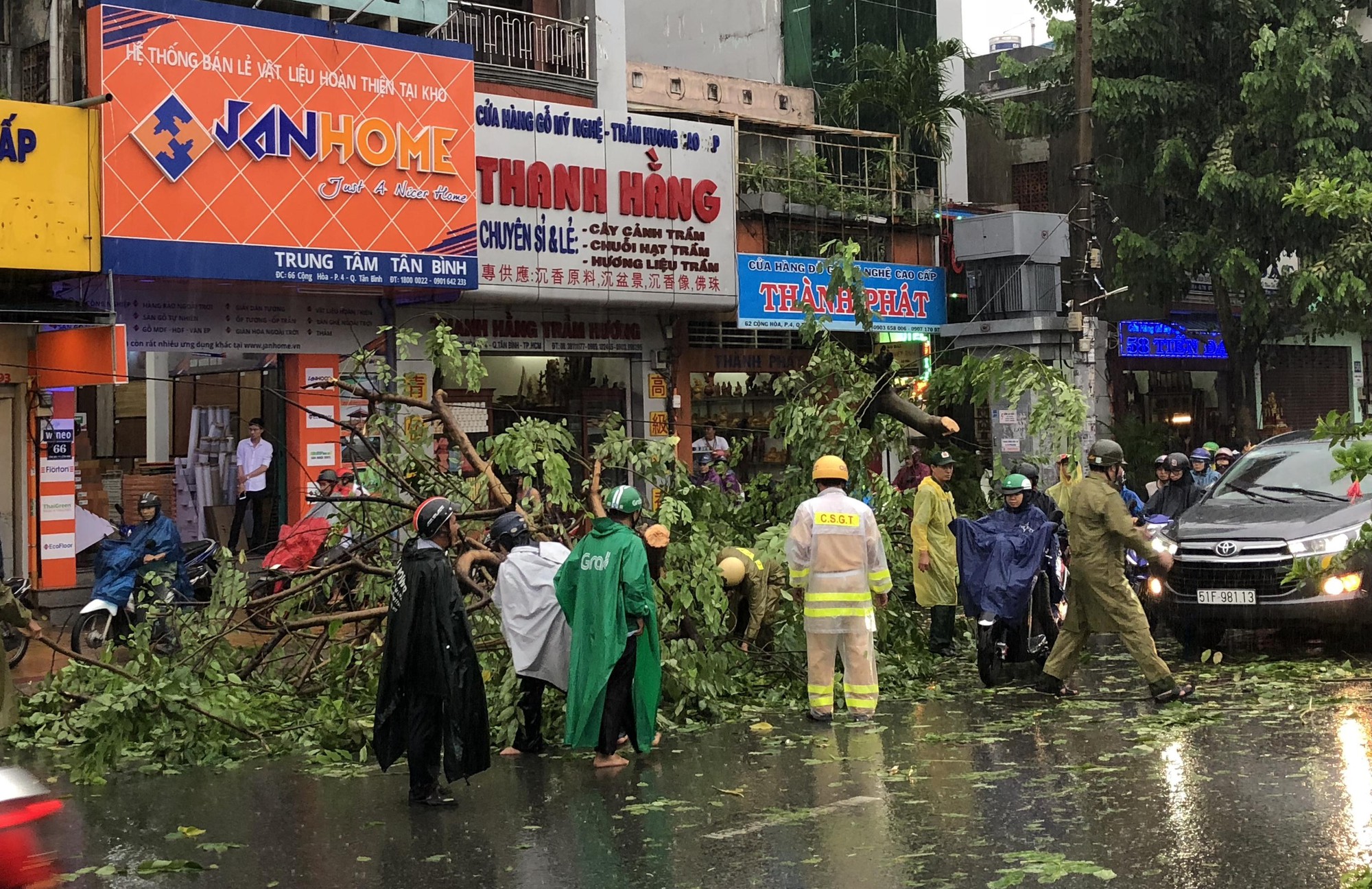 TP HCM: Đường ngập nặng, giao th&ocirc;ng hỗn loạn sau 1 trận mưa - Ảnh 7.