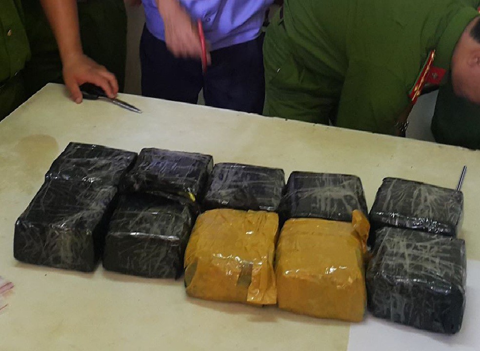 Bắt 2 đối tượng thủ súng K54 vận chuyển 10 kg ma túy đá - Ảnh 2.