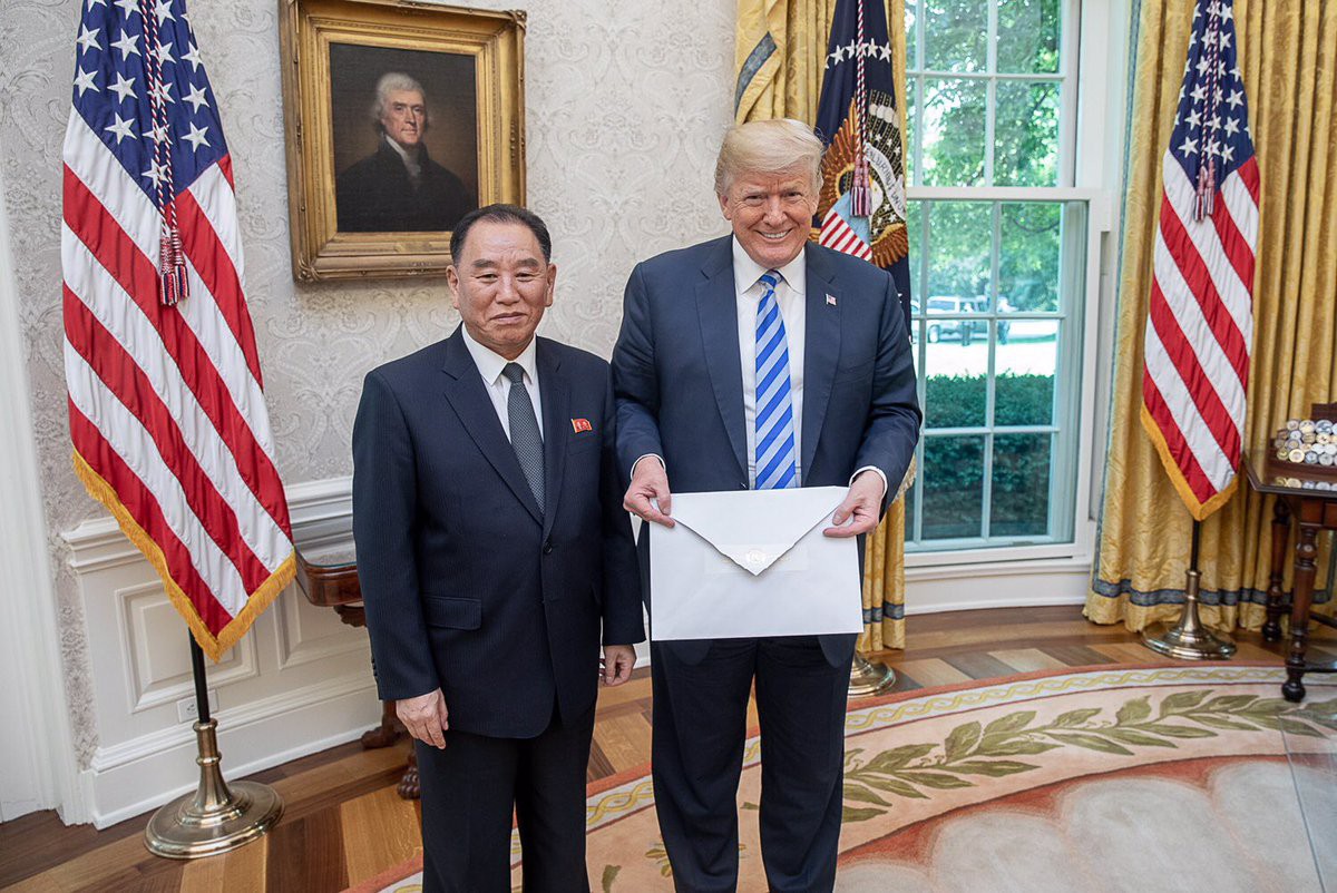 Soi bức thư "khổng lồ" ông Kim gửi ông Trump
