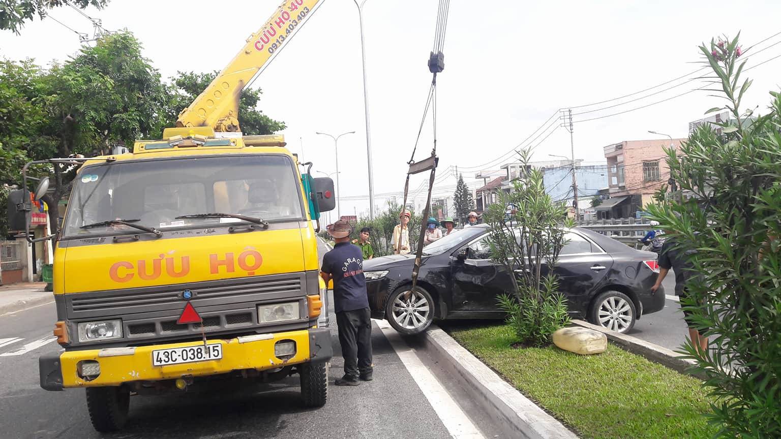 Ô tô con leo lên dải phân cách, Quốc lộ 1A ách tắc - Ảnh 2.